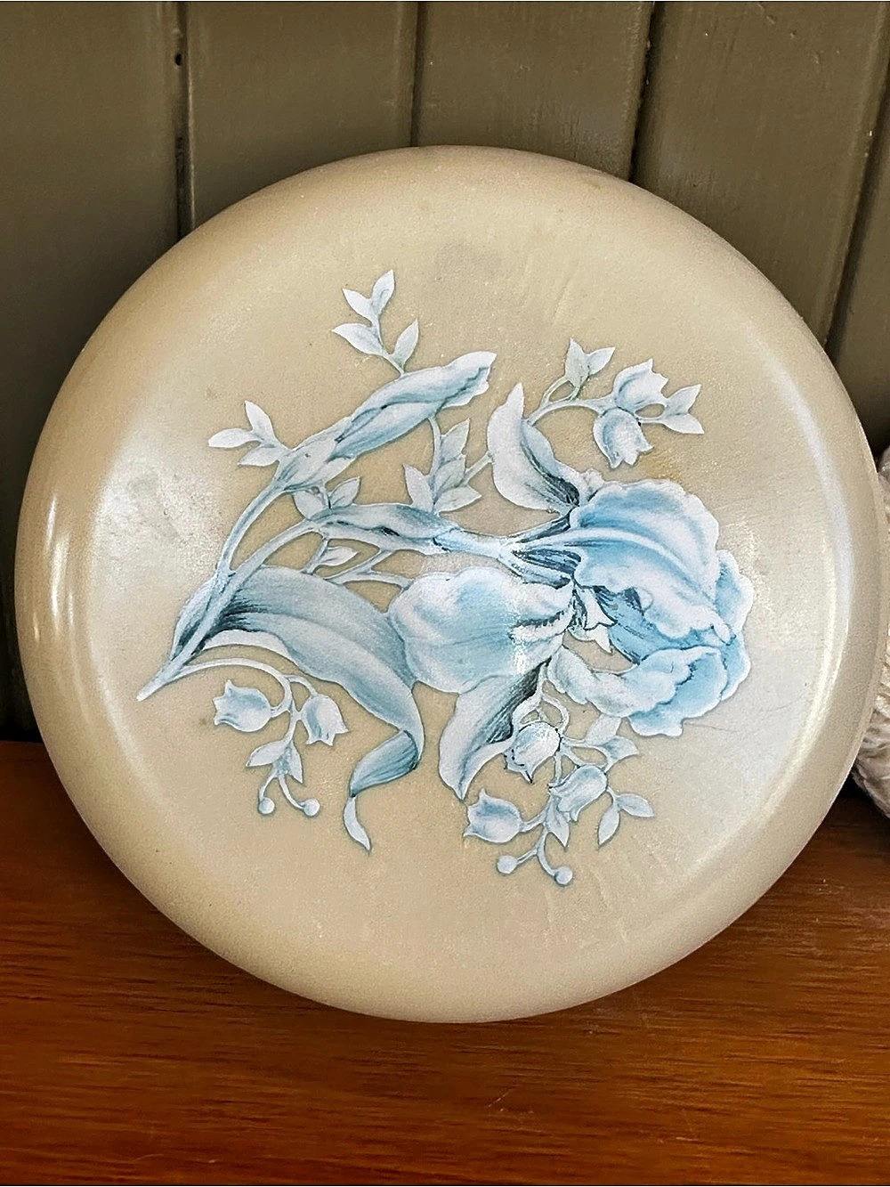 Avon Beauty Dust Floral Face Powder Compact in White & Blue NWT